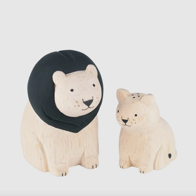 Pole Pole _ Löwe-Elternteil und Löwen-Kind aus Holz