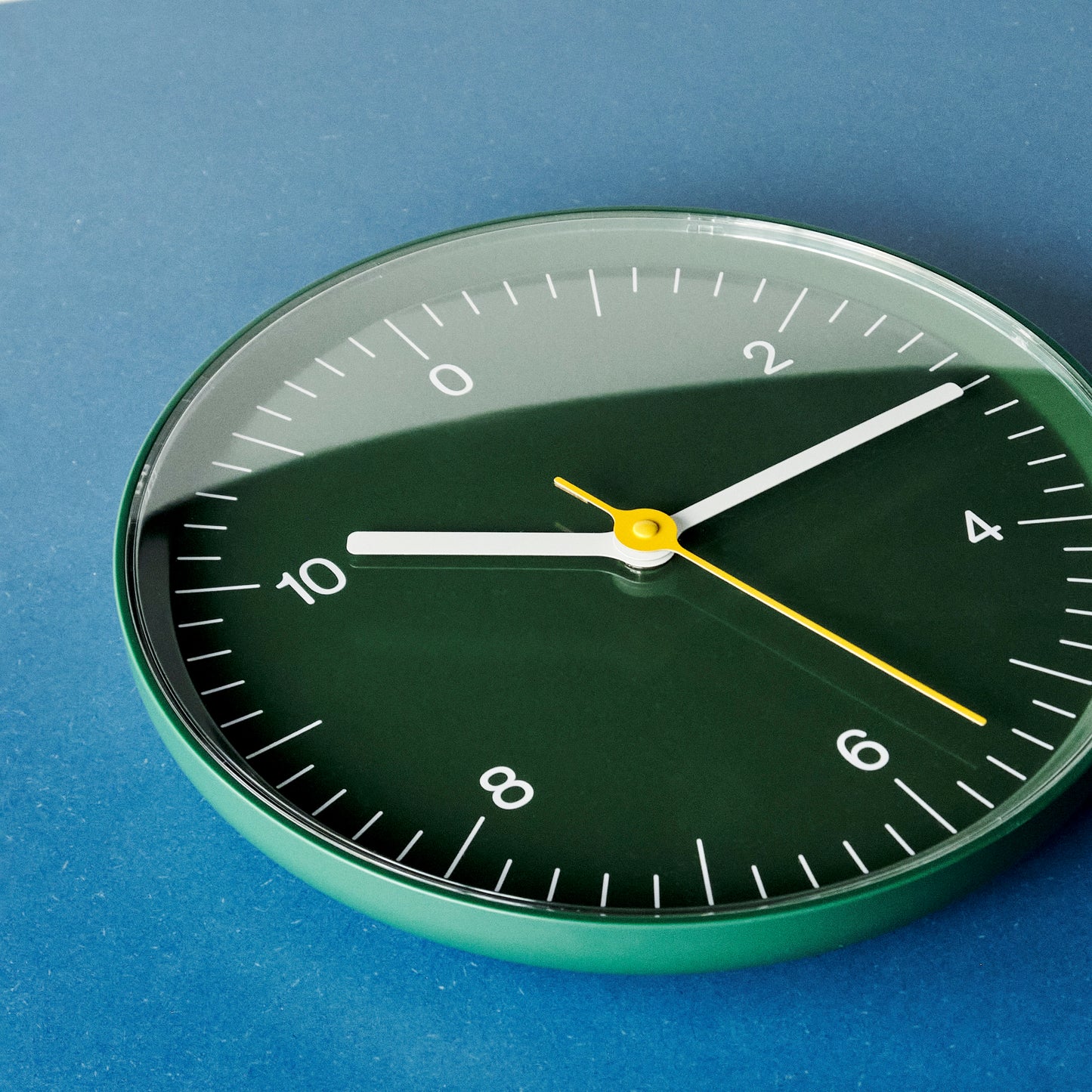 Grüne Wanduhr