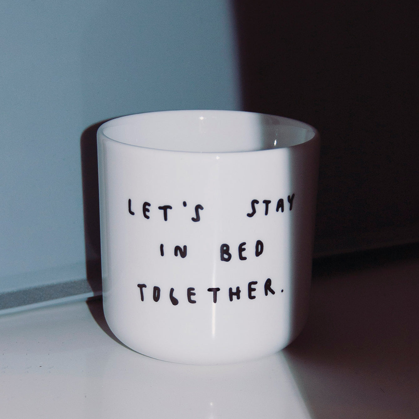 Lass uns gemeinsam im Bett bleiben. Tasse